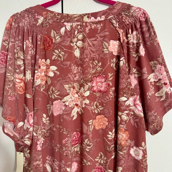 NWT. Cure 3X floral blouse top. Approx. 27” armpit to armpit and 31” long. - Picture 10 of 15